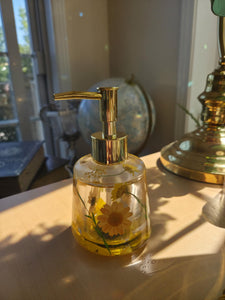 Bouteilles de fleurs jaune