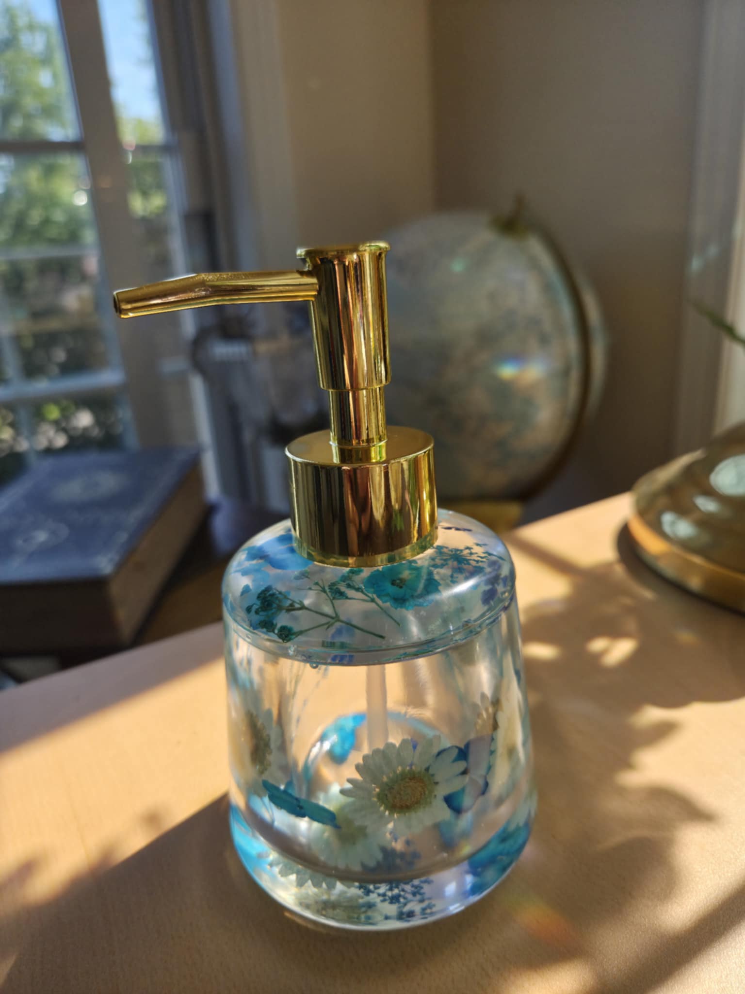 Bouteille de fleurs bleu
