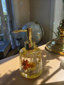 Bouteilles de fleurs jaune