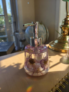 Bouteilles de fleurs mauve