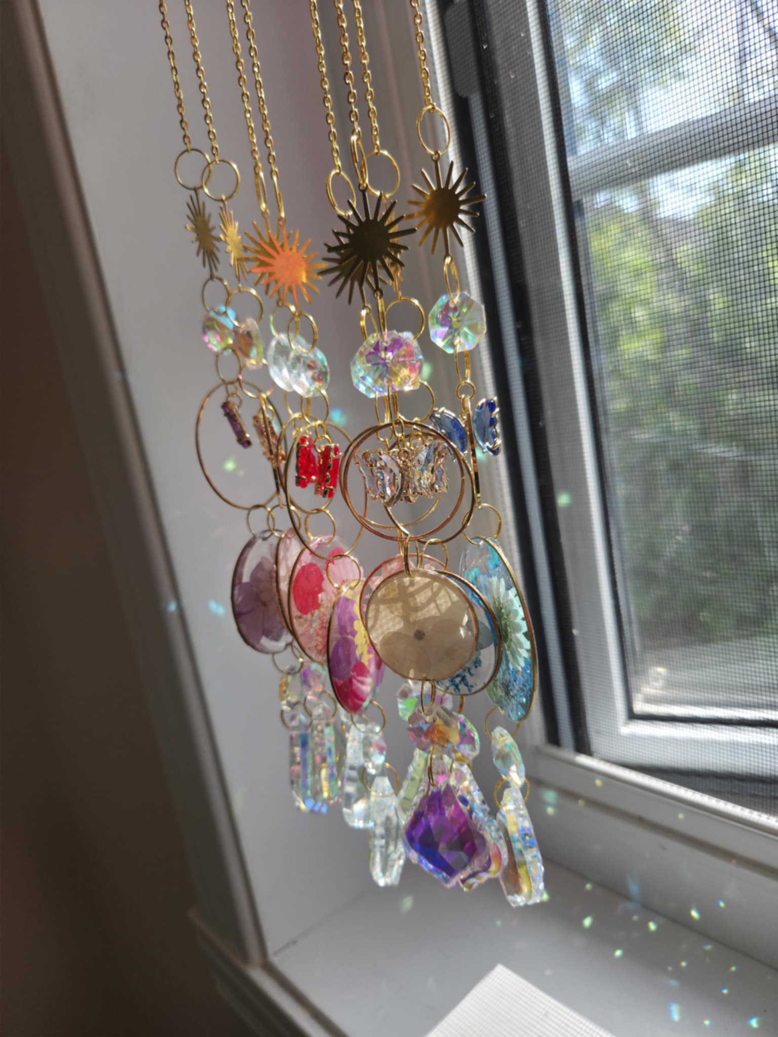 Papillons brillants dans les fleurs