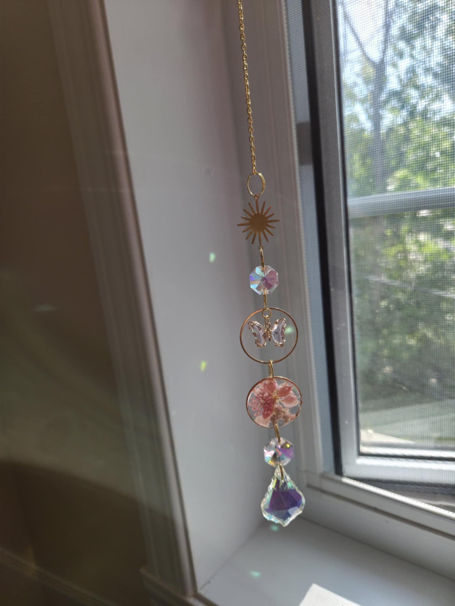 Papillons brillants dans les fleurs