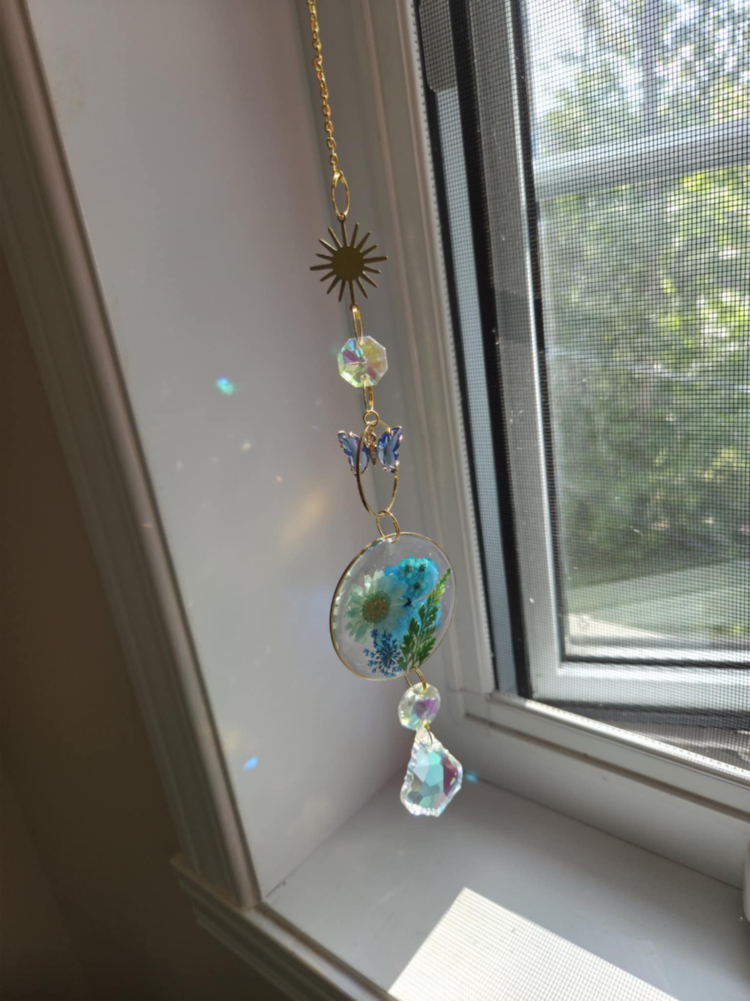 Papillons brillants dans les fleurs