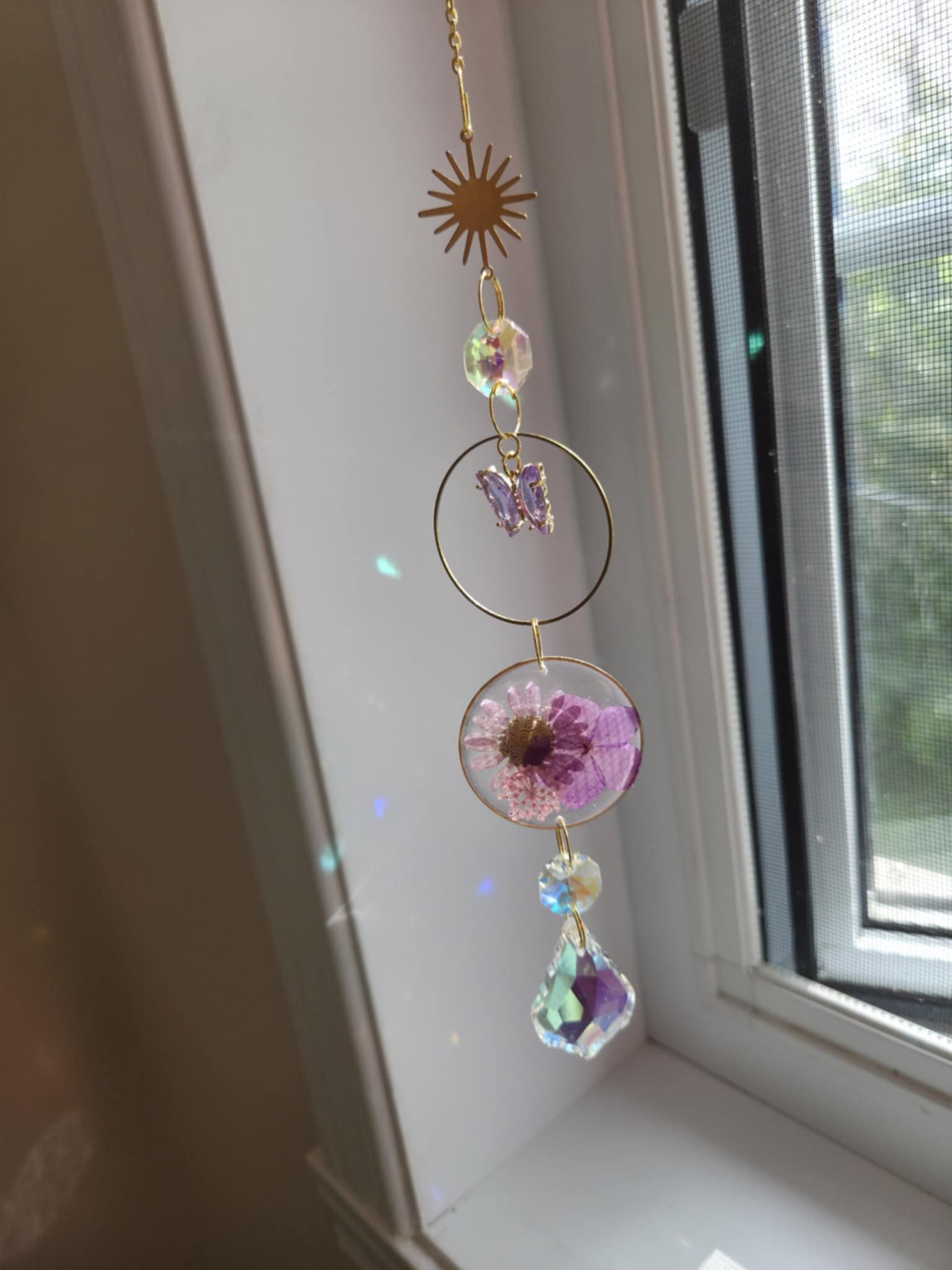 Papillons brillants dans les fleurs