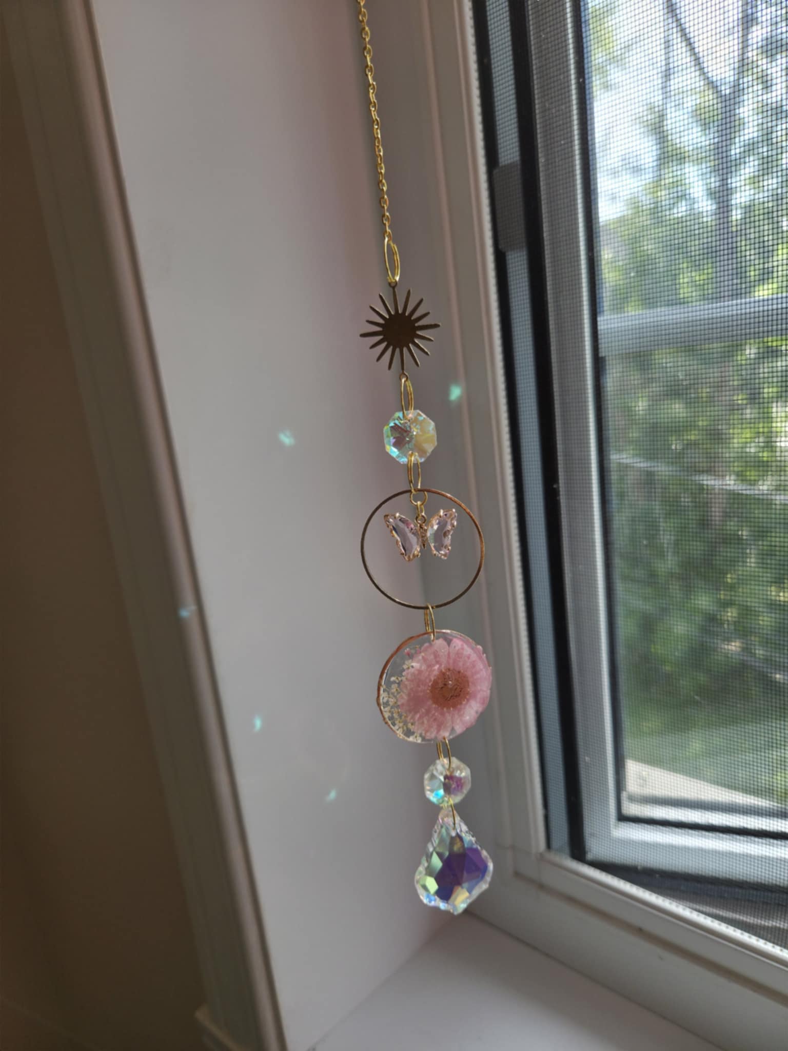 Papillons brillants dans les fleurs