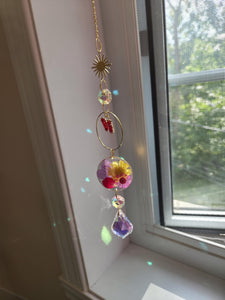 Papillons brillants dans les fleurs