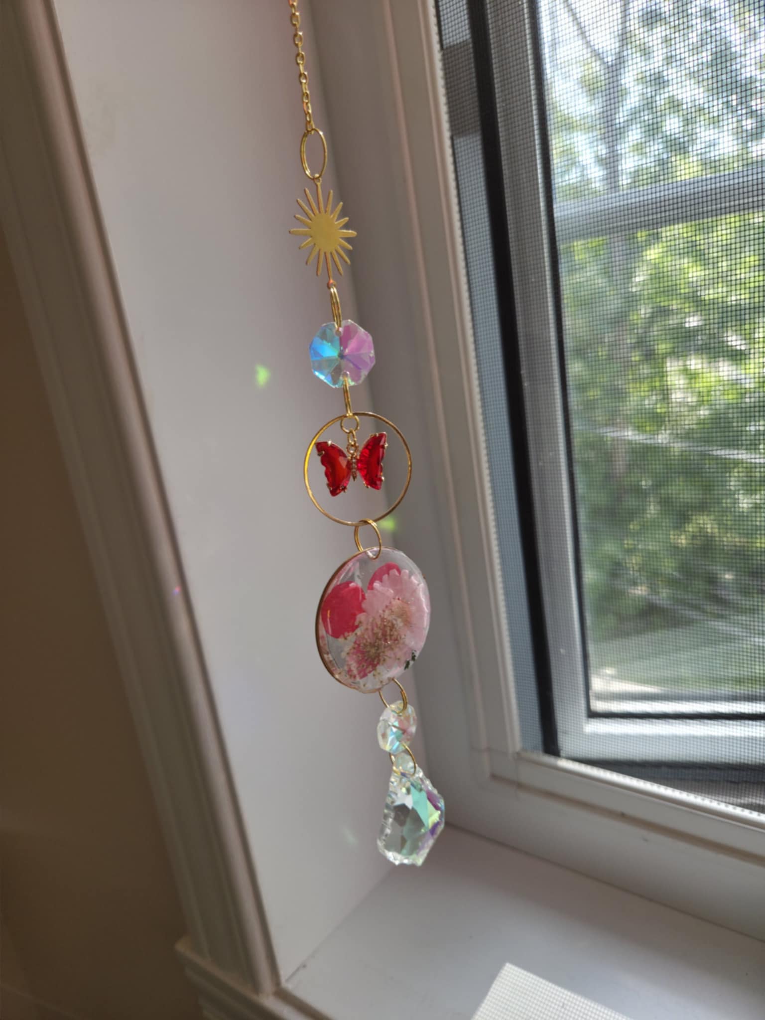 Papillons brillants dans les fleurs