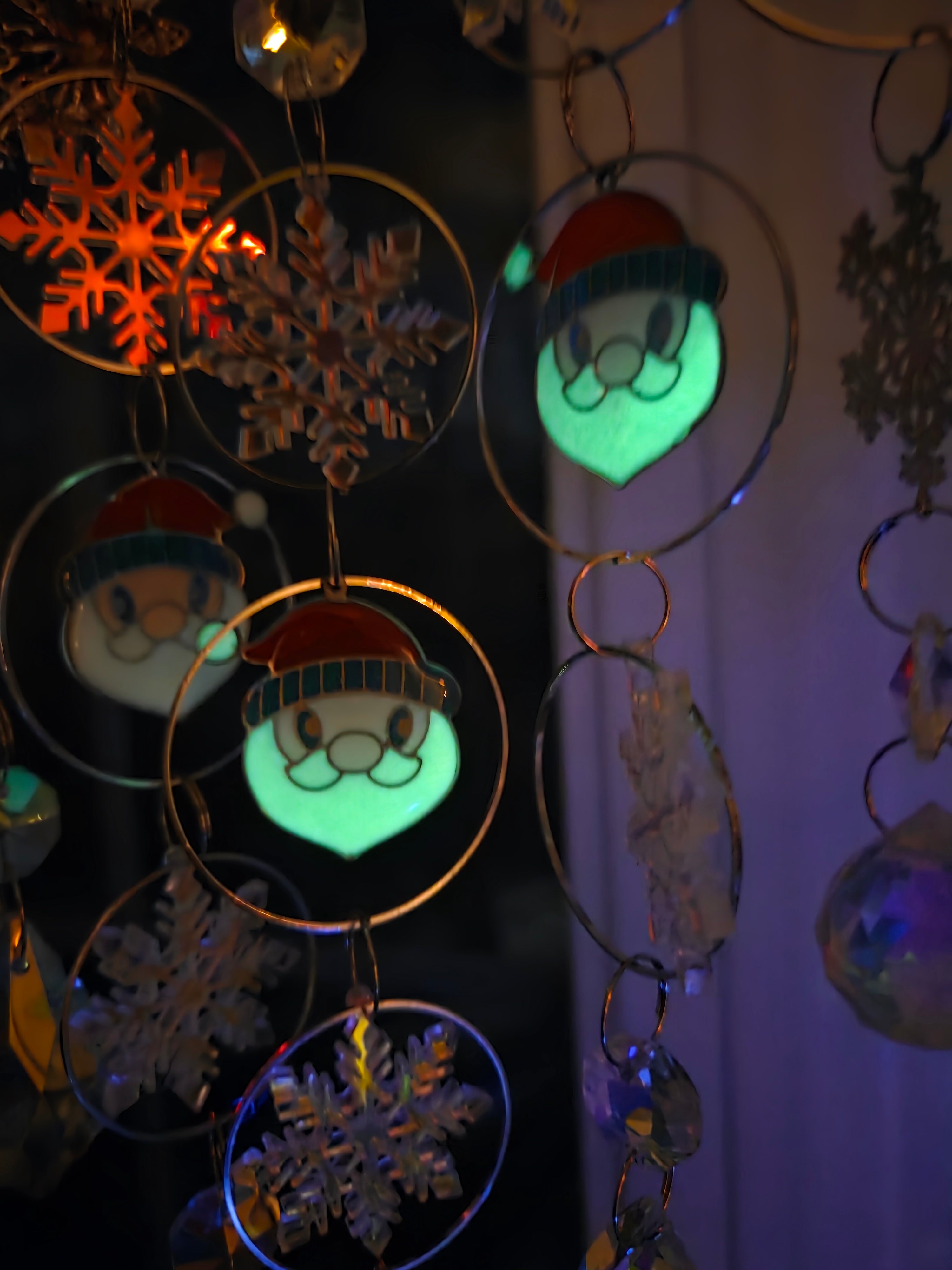 Papa noël brillant dans le noir