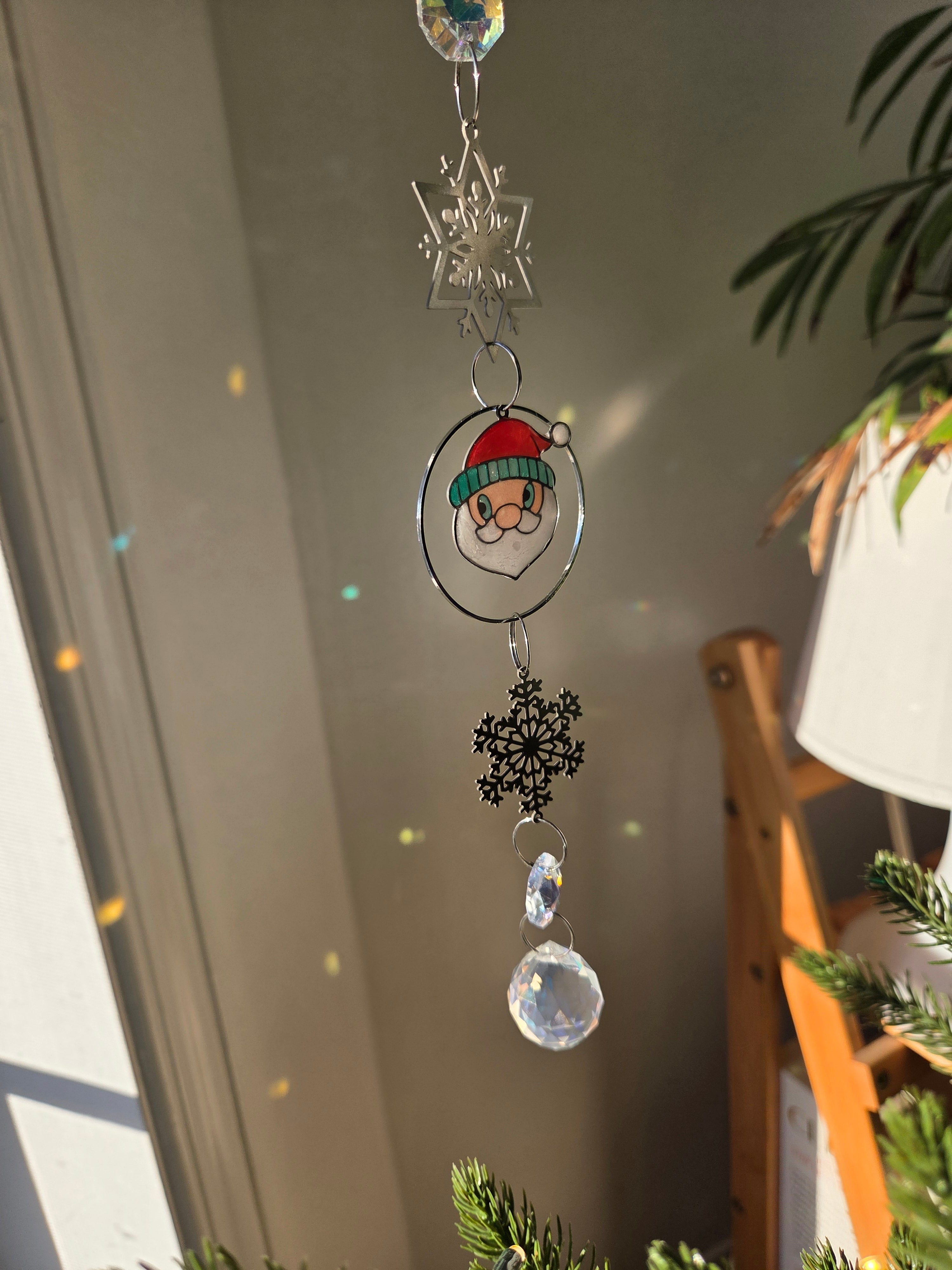 Papa noël brillant dans le noir